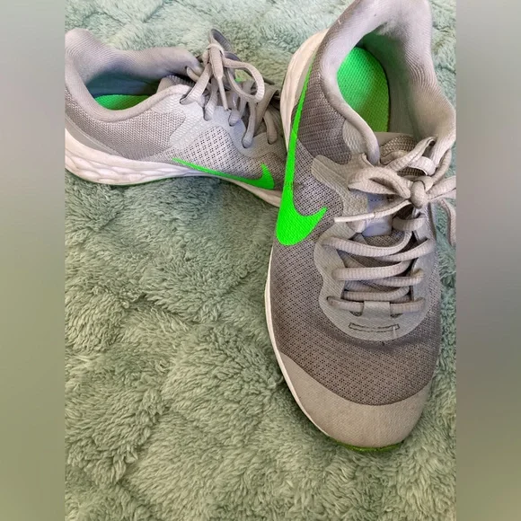 Nike Youth size 4 sneakers - Picture 5 of 5